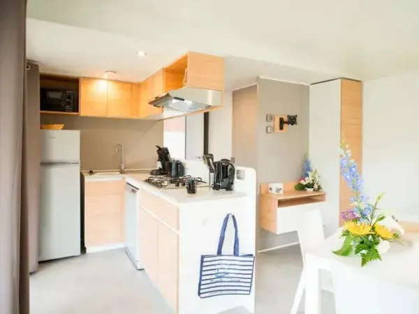 The kitchen and living room of the Roan mobile home Supreme with 2 bathrooms.