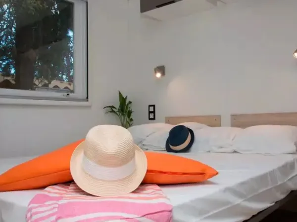 The double bedroom of the Roan mobile home Supreme 2 bathrooms.