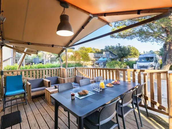 The Roan Lodgetent Premium XL has a luxurious lounge area with comfortable cushions.