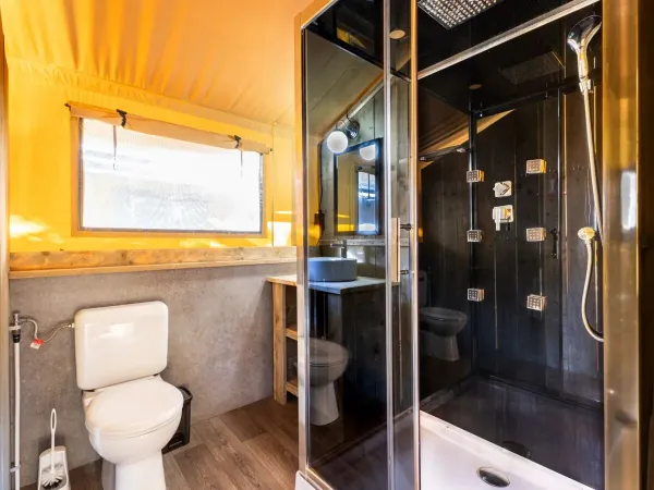 The Roan Lodgetent Premium XL bathroom has luxury shower cabin, toilet and washbasin.