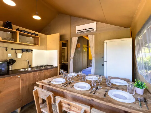 The Roan Lodgetent Premium kitchen has a fridge, dishwasher and gas stove.