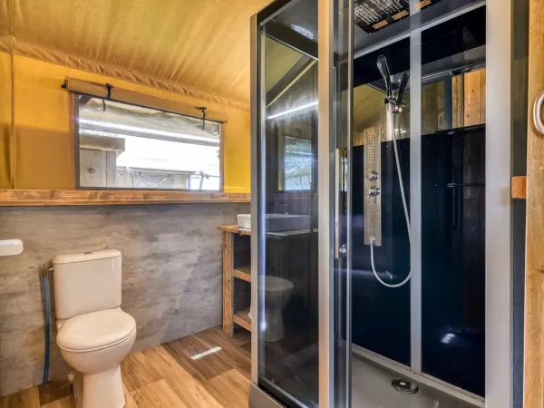 The Roan Lodgetent Luxe has a shower cubicle, toilet and washbasin.