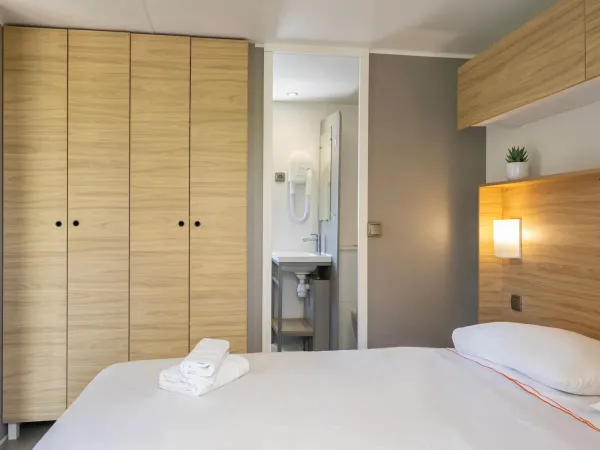 The double bedroom of the Roan mobile home Supreme 2 bathrooms.