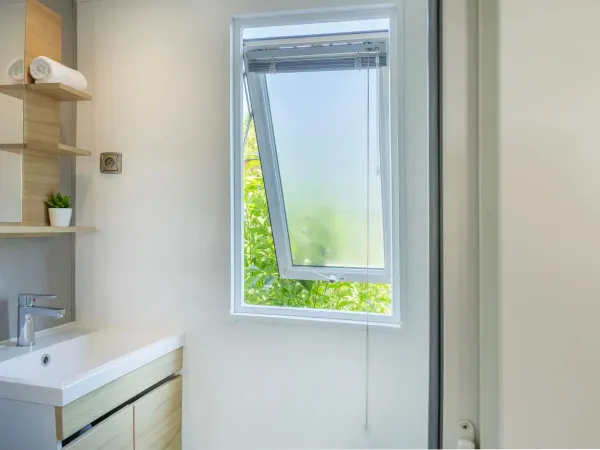 One of the 2 bathrooms of the Roan mobile home Supreme with 2 bathrooms.