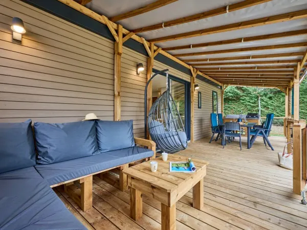 The Roan Supreme Plus Lounge veranda is covered and features a lounge sofa and an outdoor kitchen.