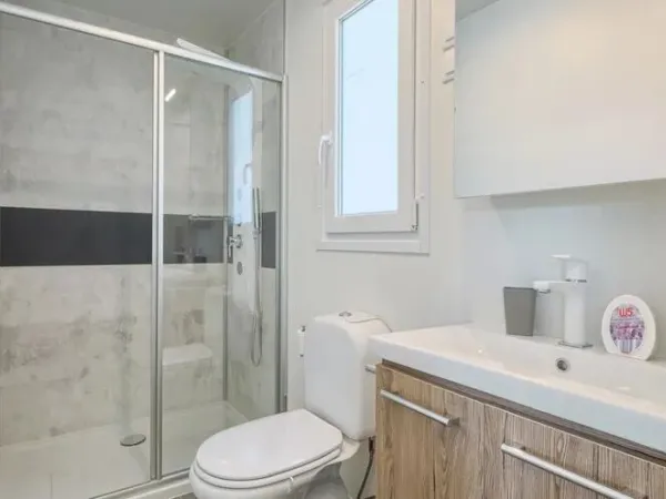 The Roan Premium Zone bathroom has spacious shower cubicle and washbasin.
