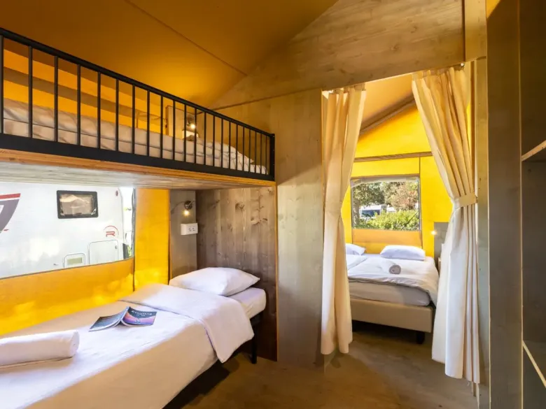 The Roan Lodgetent Premium bedroom with bunk beds equipped with pillows and single duvets.