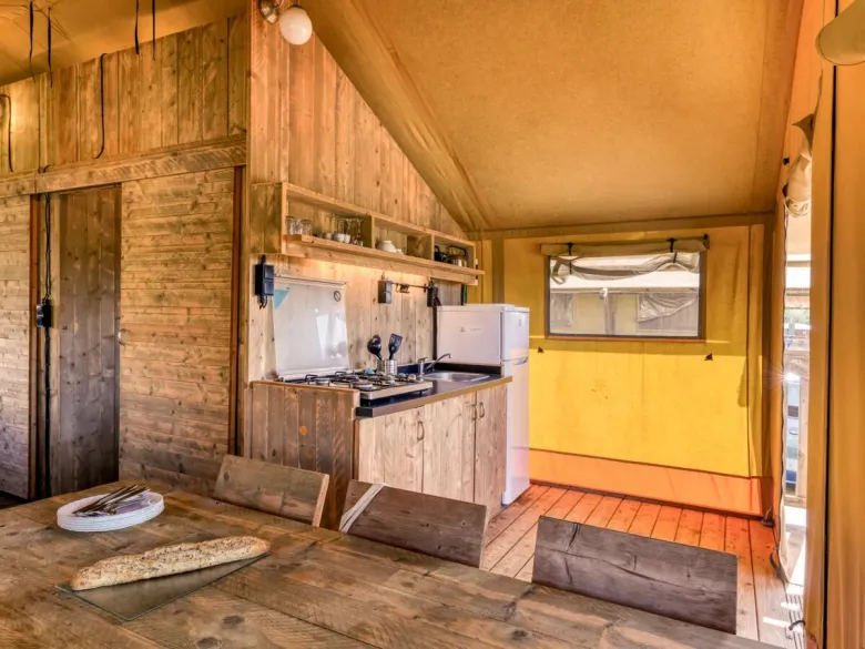 The Roan Lodgetent Luxe has a sturdy dining table with chairs.