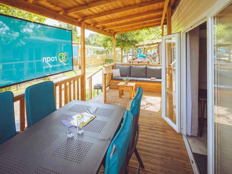 The luxurious veranda of the Roan Premium Relax mobile home.
