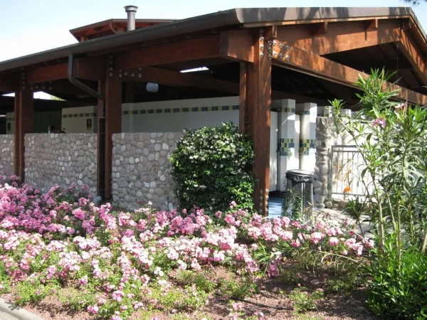 The sanitary building at Roan camping Del Garda.