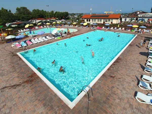 Overview of swimming pools at Roan camping Del Garda.