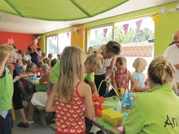 Children's activity at Roan camping Domaine Noguière.