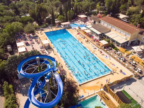 Swimming pool with slide at Roan camping Domaine Naïades.