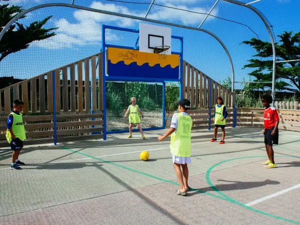 Playing basketball at Roan camping La Dune Des Sables.