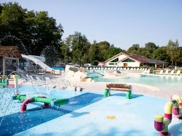 Spraypark and swimming pool at Roan camping de Bonnal.