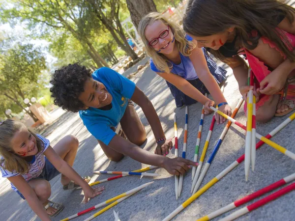 Animation game at Roan camping Du Verdon.