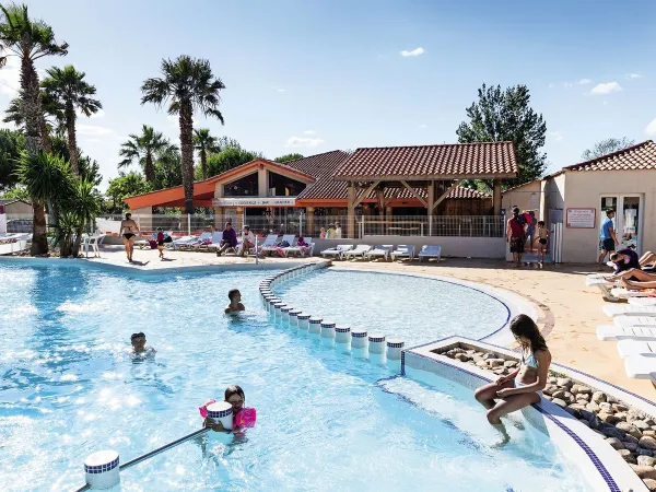 Swimming pool with children's pool at Roan camping Les Sablines.