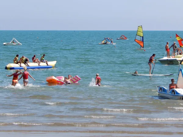 Various water activities in the sea at Roan camping Pra'delle Torri.