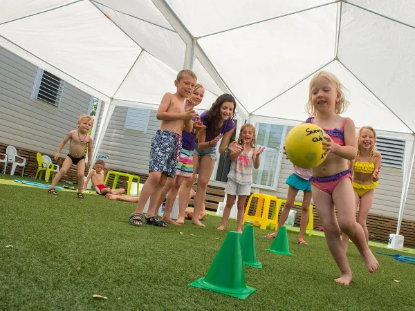 Playing games at the entertainment at Roan camping Le Ranc Davaine.