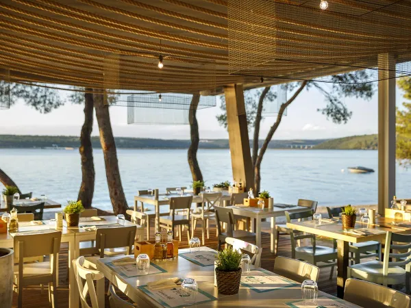 Restaurant overlooking the sea at Roan camping Lanterna.