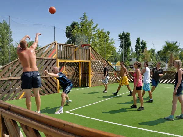 Basketball on multi-sport court at Roan camping Domaine de La Yole.