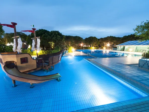 Children's pool in the dark at Roan camping Ca'Savio.