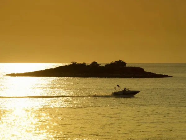 Boating close to Roan camping Zelena Laguna.