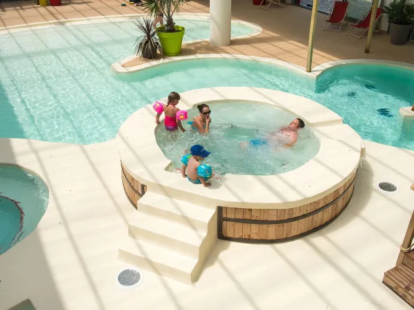 Swimming in the Jacuzzi at Roan camping Aluna Vacances.