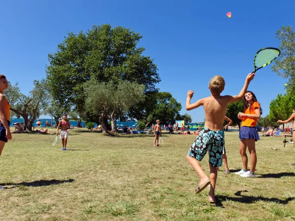 Playing badminton at Roan camping Polari.