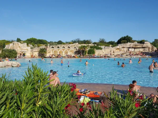 The swimming pool at Roan camping Tahiti.