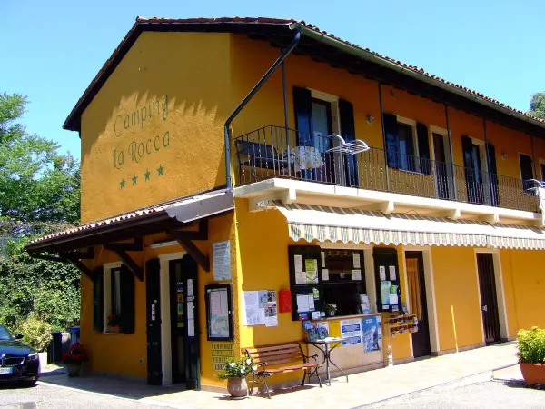 The entrance to Roan camping La Rocca Manerba.