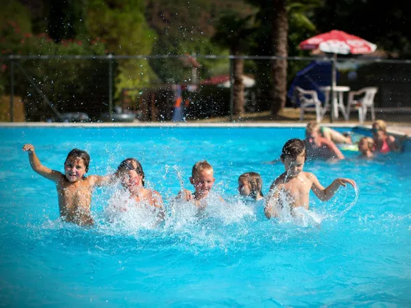 Children have fun in the pool at Roan camping La Rocca Manerba.
