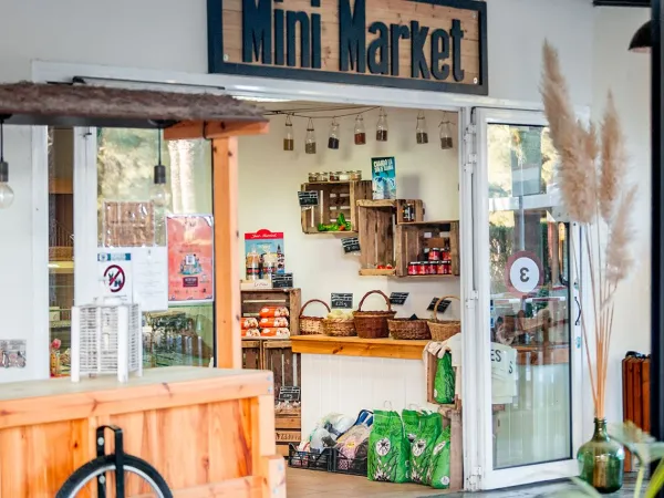 Mini supermarket at Roan camping El Garrofer.