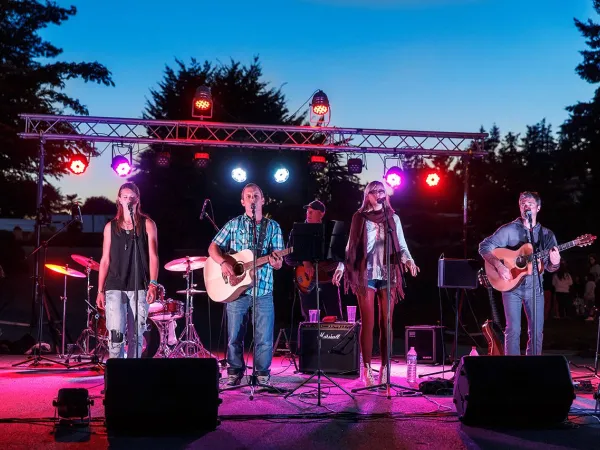 Evening show at Roan camping des Ormes.