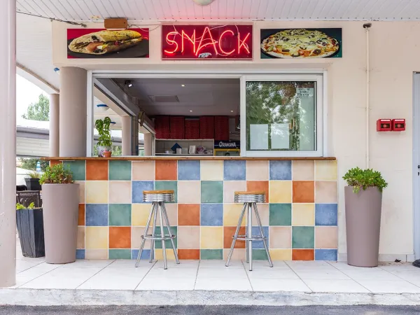 The snack bar at Roan camping Club Napoléon.