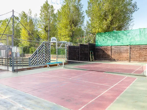 Tennis court at Roan camping Club Napoléon.