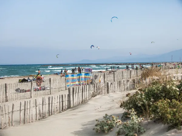 The beach near Roan camping Le Soleil Méditerranée.