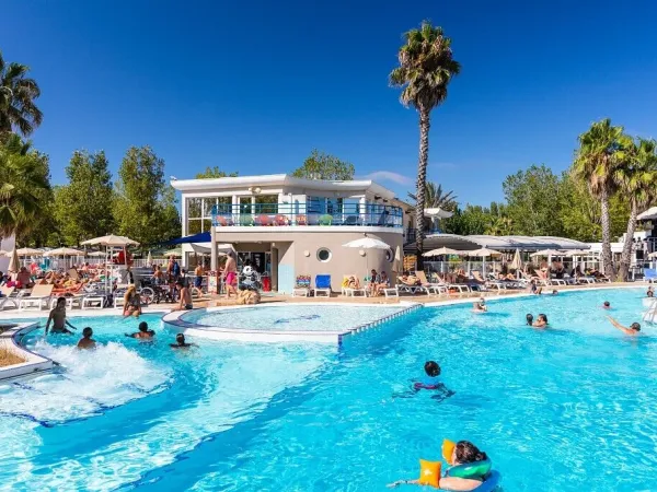 Lively swimming pool at Roan camping Le Napoléon.