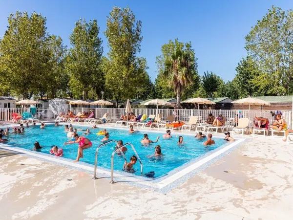 Lively swimming pool at Roan camping Le Napoléon.