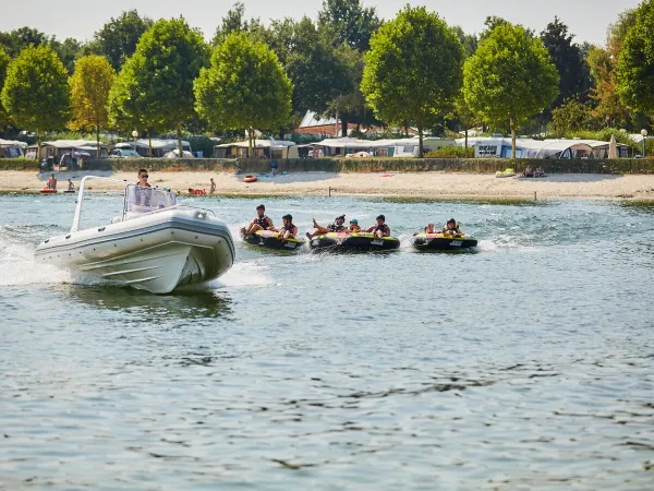 Band rafting on the lake at Roan camping Terspegelt.