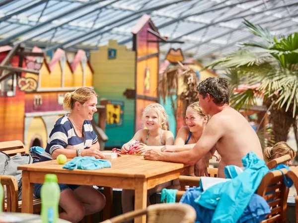 Terrace by the star beach at Roan camping Terspegelt.