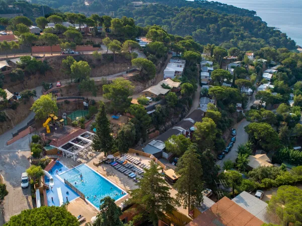 Overview pool and accommodations of Roan camping Cala Canyelles.