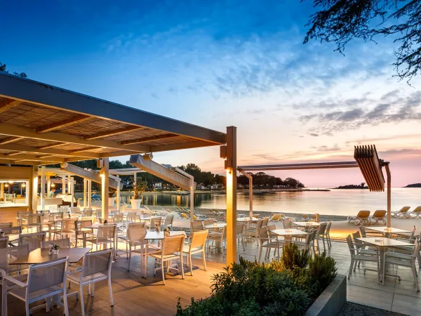 Lounge terrace by the sea at Roan camping Valkanela.