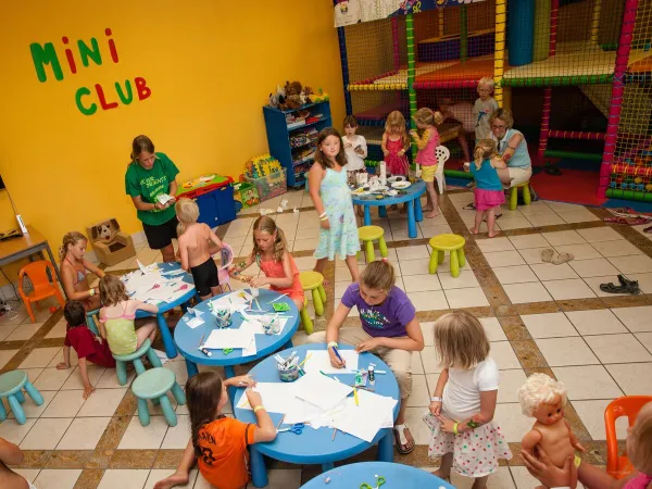 Children's entertainment at Roan camping hu Norcenni Girasole village.
