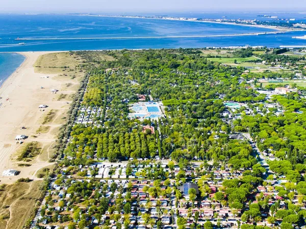 panoramic droneshot of van Roan camping Marina Di Venezia.