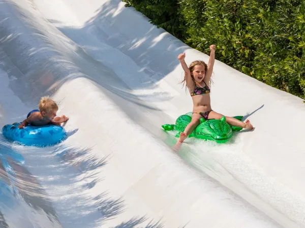 Slide down the slides with inflatable tires at Roan camping Altomincio.