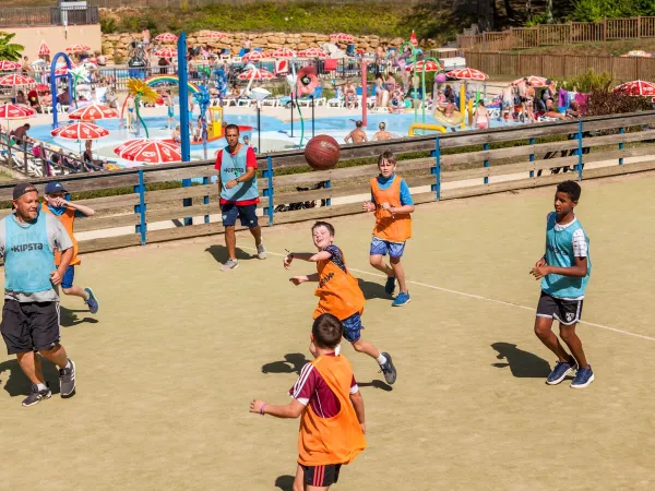 Playing basketball at Roan camping Avit Loisirs.