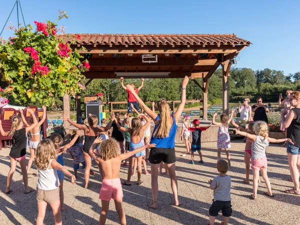 Children's entertainment at Roan campsite Avit Loisirs.