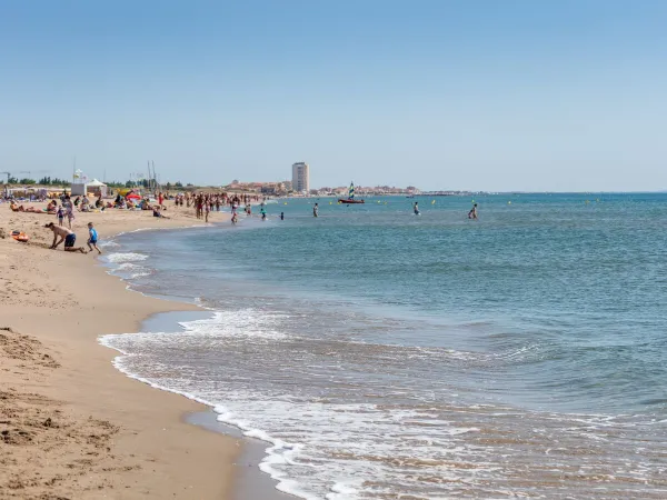 Sandy beach and sea close to Roan camping Les Sablines.