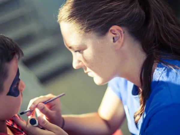 Face painting activity at Roan camping Tucan.